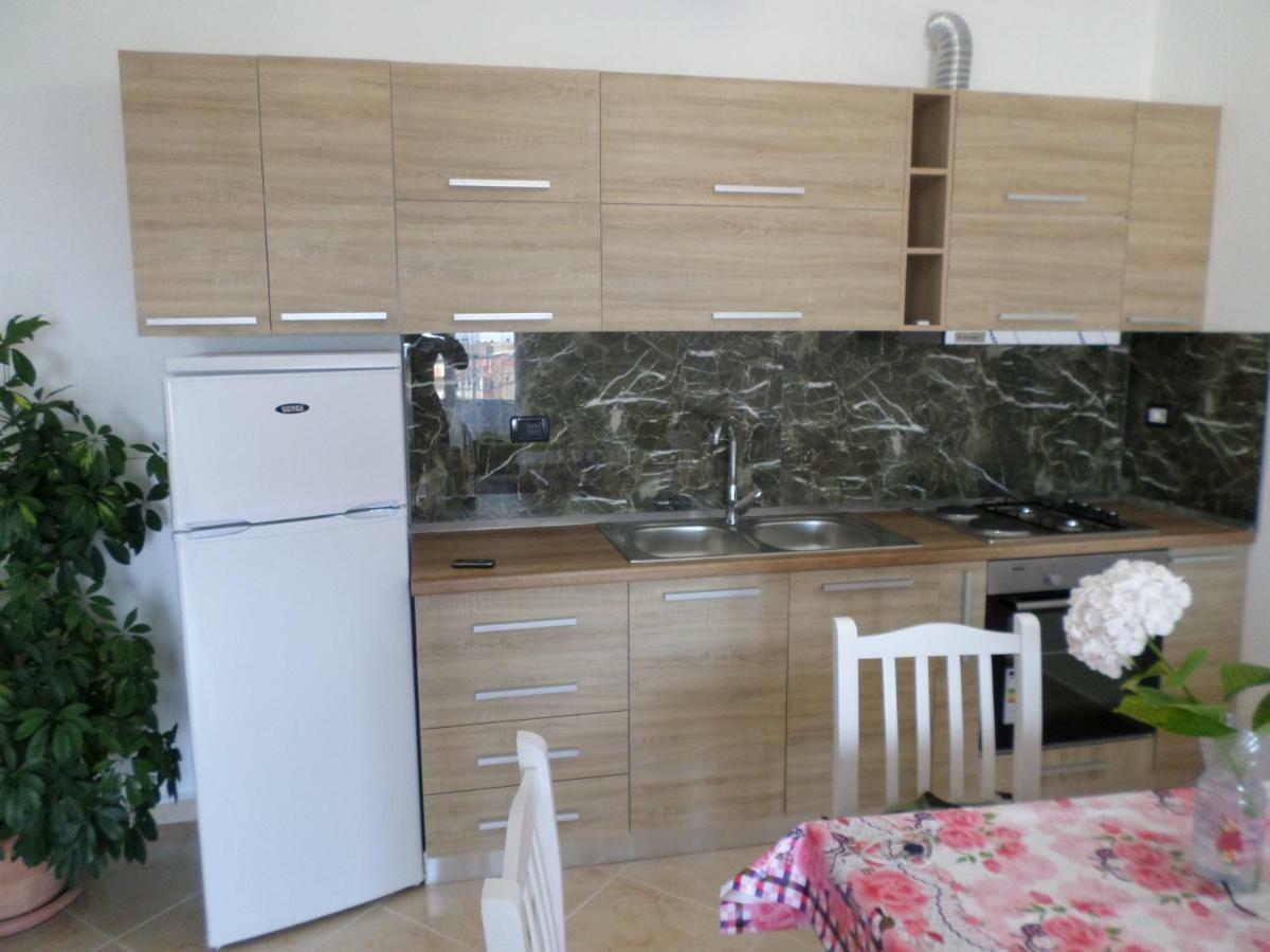 Lindita'S Seaview Appartment Vlorë Buitenkant foto